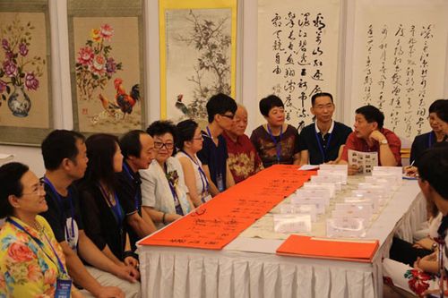 海外侨界与天津文化交流联谊活动,前来参观书画艺术展的各界人士络绎